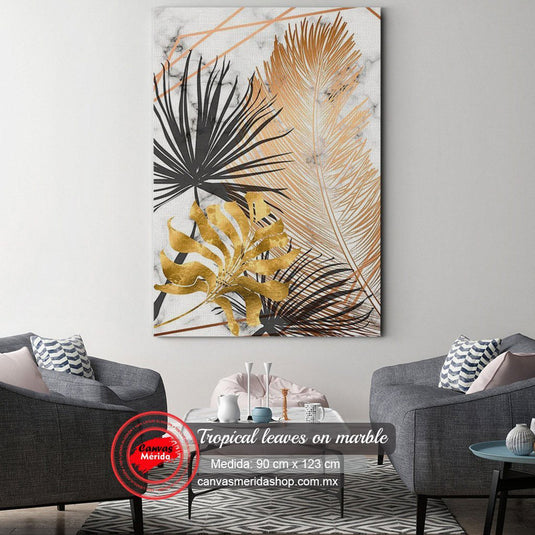 Decoración de interiores con hojas tropicales doradas y negras sobre fondo de mármol para un estilo moderno y elegante