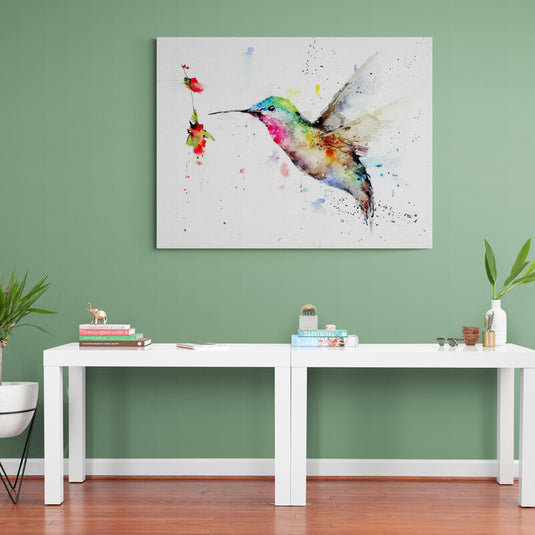 Colibrí en acuarela con tonos fucsia, azul, verde, amarillo, rojo, naranja y negro sobre fondo blanco