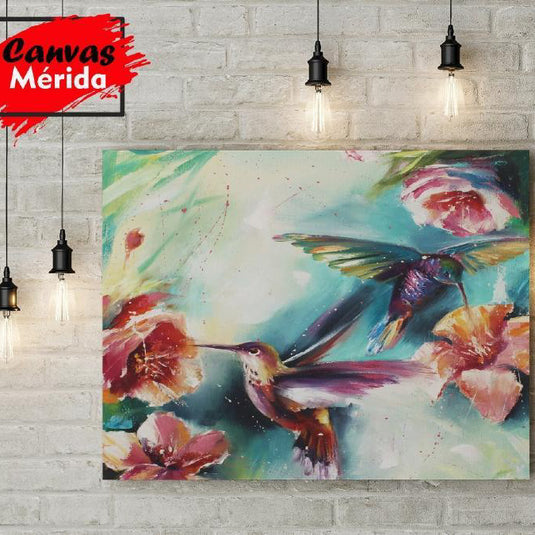 Cuadro decorativo con fondo azul-blanco-verde, flores rosas y rojas, y colibríes en colores fusionados