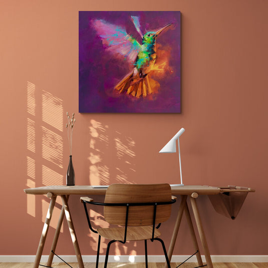 Cuadro Decorativo: Colibrí en Vuelo con Colores Vibrantes sobre Fondo Morado y Fucsia