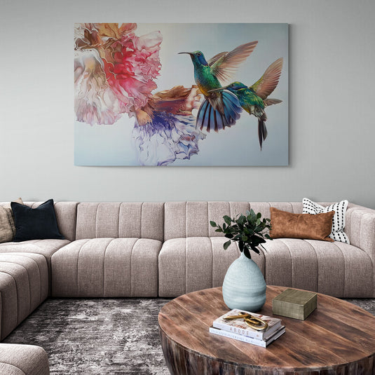 Cuadro decorativo de fondo azul con flores estilizadas y colibríes verdes en pleno vuelo