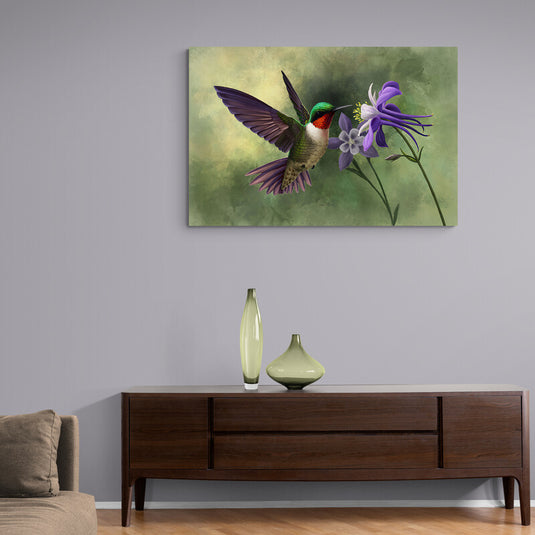 Cuadro decorativo con fondo verde desenfocado, colibrí volando con alas moradas y cuerpo en tonos verde, crema y rojo, próximo a flores moradas con tallos esbeltos verdes.