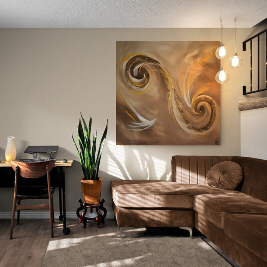 Pintura abstracta con espirales doradas y tonos tierra suaves.