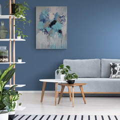 Composición Abstracta en Tonos Azules con Motivos Florales y Efecto de Goteo