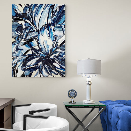 Pintura abstracta en tonos azules y blancos con pinceladas fluidas