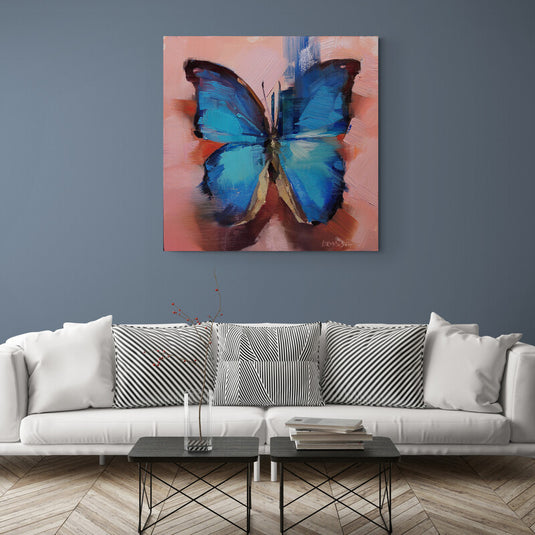 Mariposa azul en fondo pastel