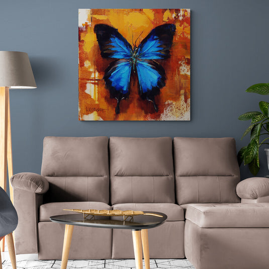 Pintura de mariposa azul en fondo abstracto naranja