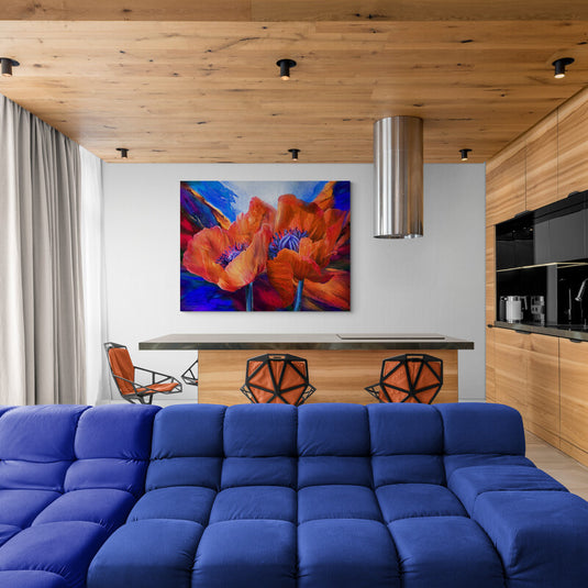 Pintura vibrante de amapolas rojas y naranjas con fondo azul y morado