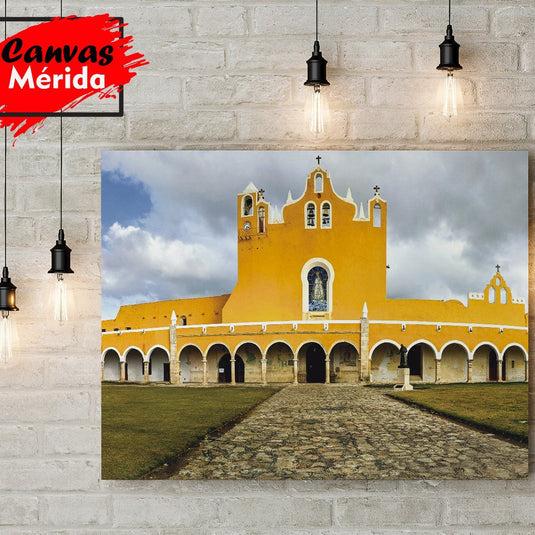 Fotografía del Convento de San Antonio de Padua en Izamal, Yucatán, con fachada amarilla y cielo nublado.