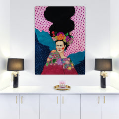 Retrato Estilizado de Mujer con Corona de Flores Inspirado en Frida Kahlo