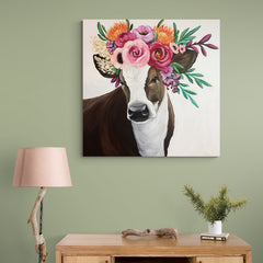 Pintura de vaca con corona de flores vibrantes