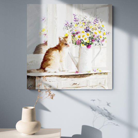 Pintura de gatito naranja y blanco junto a un jarrón de flores silvestres