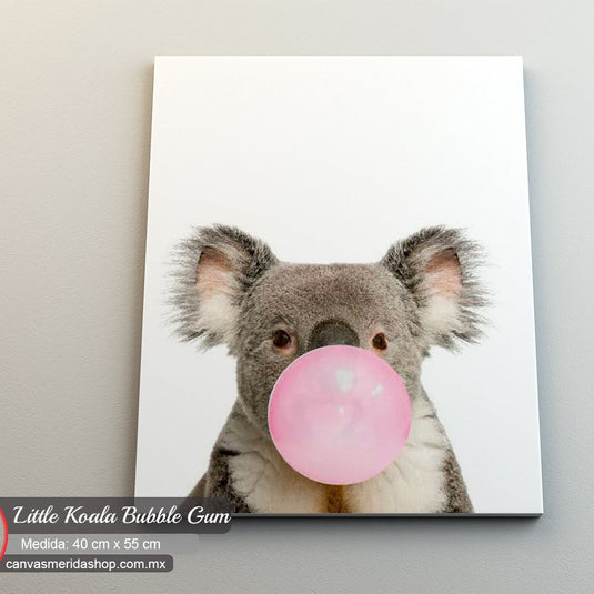 "Koala con globo de chicle rosado sobre fondo blanco"