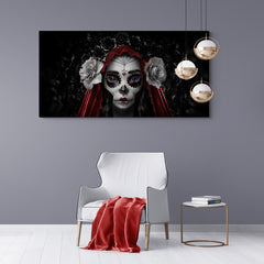 Retrato de mujer con calavera pintada, corona de rosas y manto rojo
