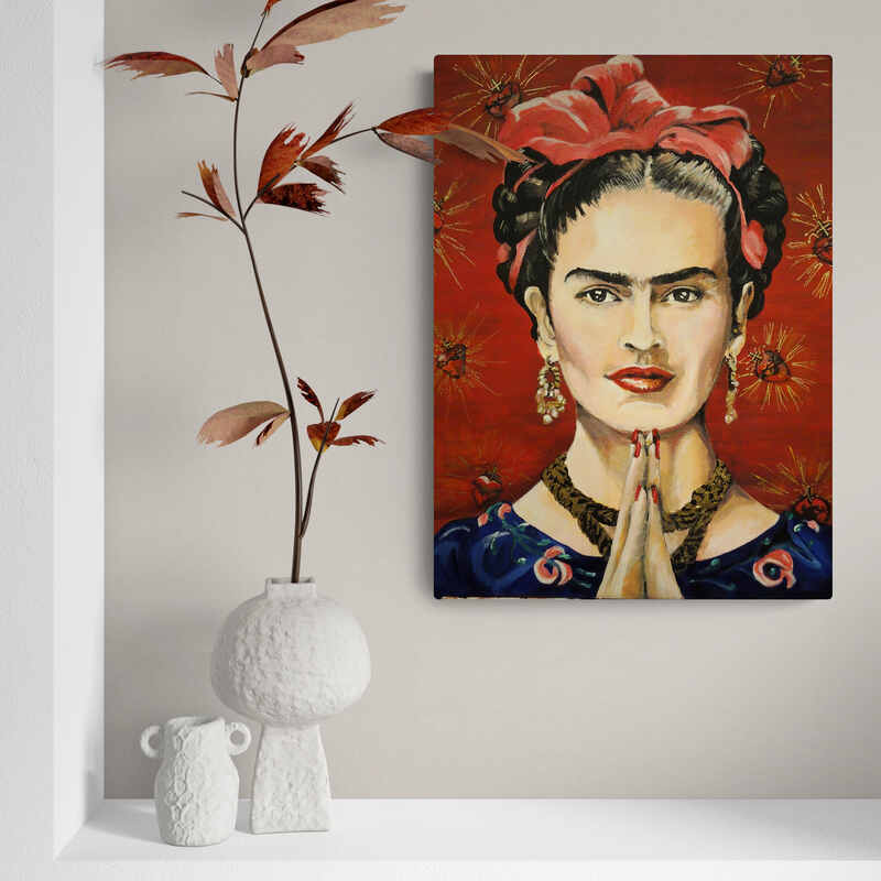 Retrato estilizado inspirado en Frida Kahlo con fondo rojo