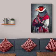Cuadro Decorativo: Mujer-Pájaro con Collar de Perlas Rojas y Chal Multicolor sobre Fondo Gris