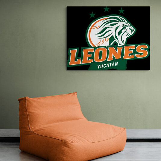 Logo de Leones de Yucatán en lienzo sobre pared verde