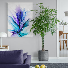Obra de arte abstracta con tintas de alcohol en tonos de azul y púrpura que simulan una forma orgánica