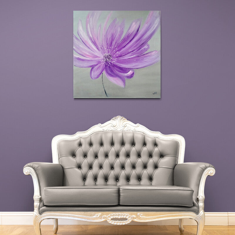 Pintura al óleo de flor lila con textura delicada sobre fondo gris suave