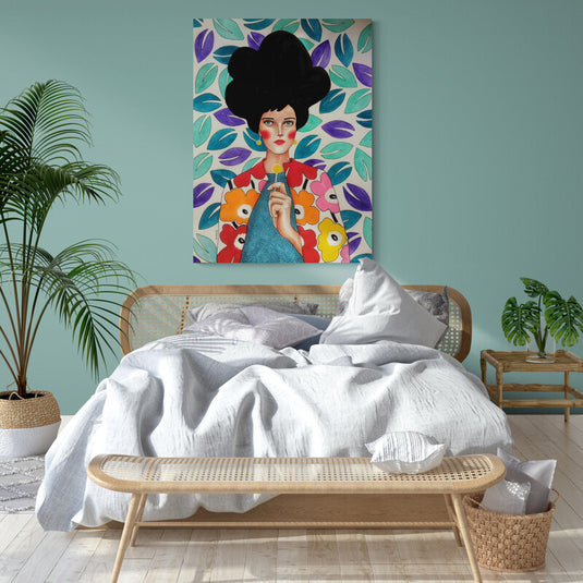 Retrato estilizado de mujer con peinado afro y vestido floral en un fondo decorado con hojas