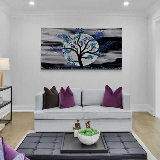 Cuadro decorativo de luna llena con árbol de hojas azules y fucsias sobre fondo negro y blanco