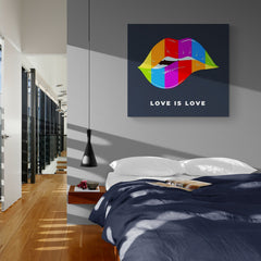 Arte gráfico de labios en colores del arco iris con el mensaje 'LOVE IS LOVE