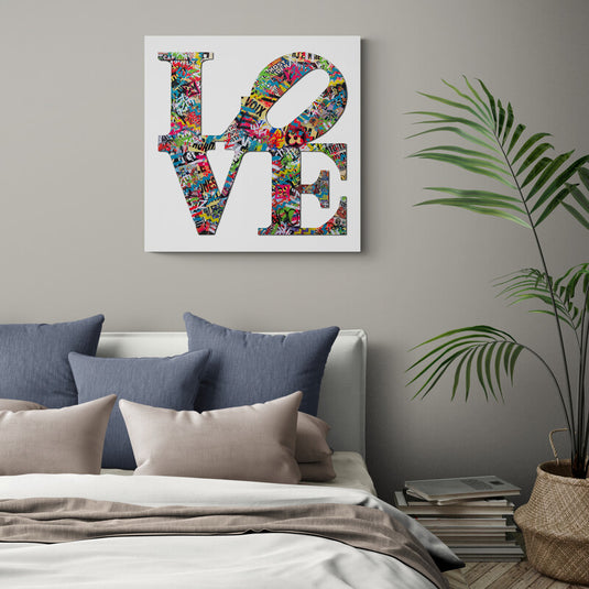 Cuadro decorativo con la palabra "LOVE" en diseño pop art colorido sobre fondo blanco.