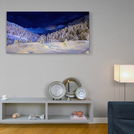 Cuadro_decorativo_fotográfico_de_anochecer_iluminado_con_suelo_nevado_y_pinos_cubiertos_de_nieve