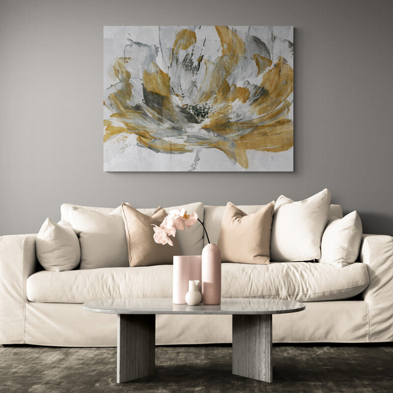 Pintura abstracta que sugiere una flor con manchas grises y doradas