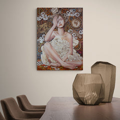 Obra de arte figurativa que contrasta una figura femenina con un fondo mecánico y geométrico