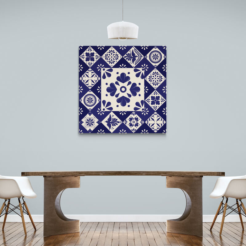 Mosaico de talavera con flor central y patrones azules y blancos