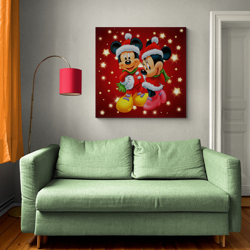 Imagen de Mickey y Minnie Mouse con suéteres y gorros de Navidad rojos en un fondo rojo estrellado, sonriendo