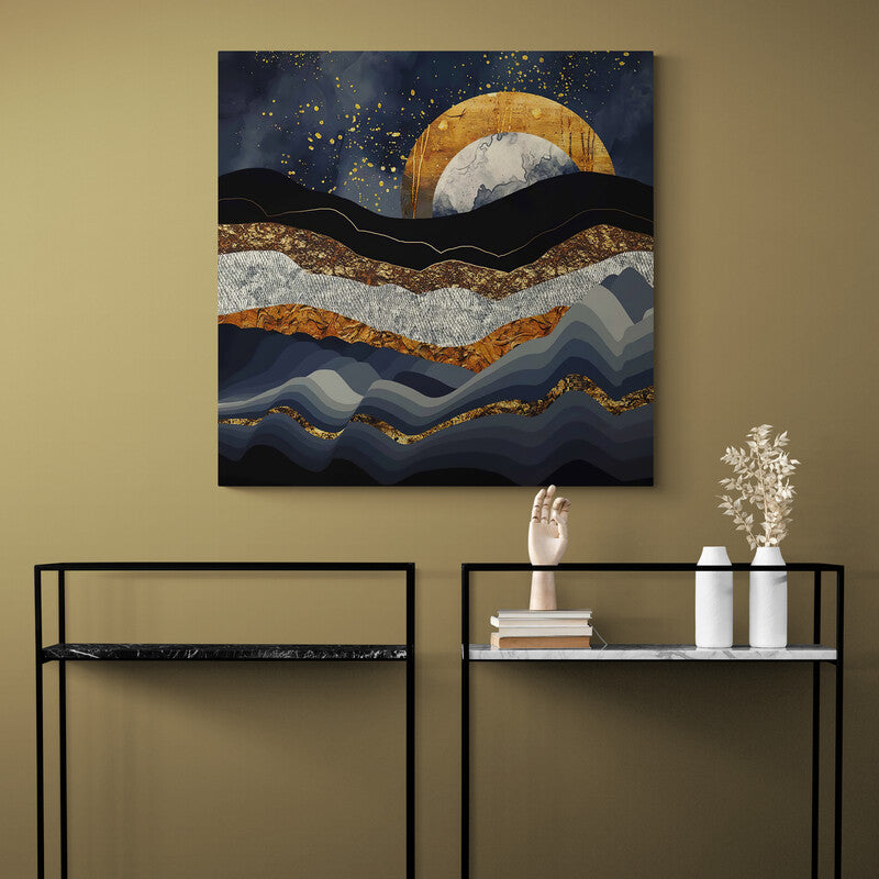 Cuadro minimalista con tonalidades frías representando mar con olas en azules, grises, oro, naranja, plata y negro, coronado por media luna dorada y plateada con destellos de oro.