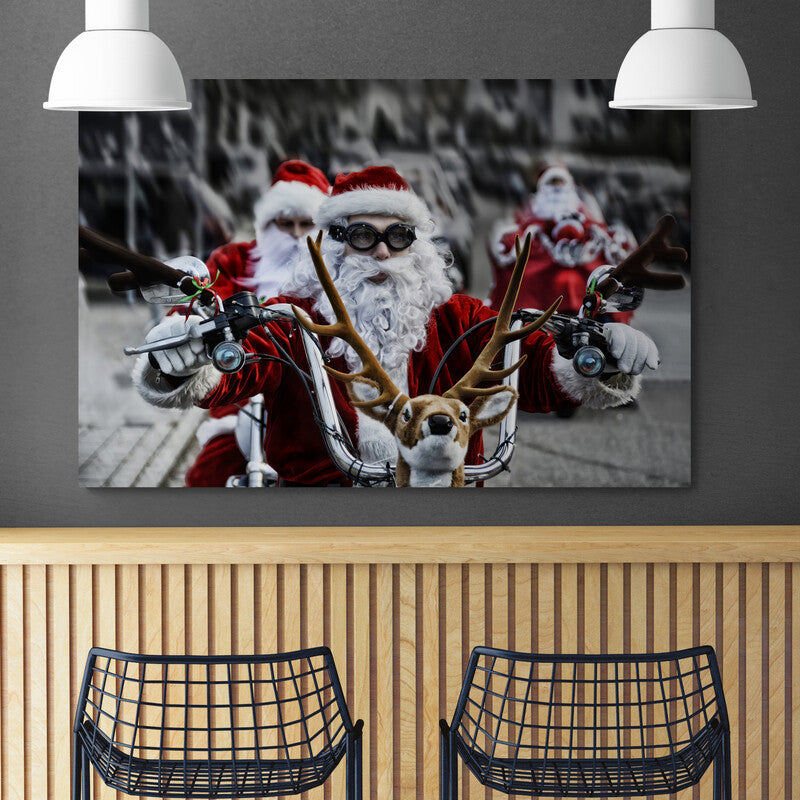 Grupo de Santa Claus en bicicletas adornadas con motivos navideños en un entorno urbano