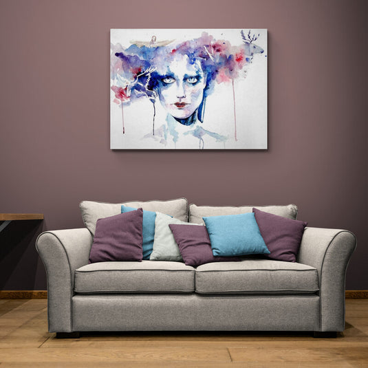 Retrato acuarelado de mujer con elementos surrealistas en tonos azules y rosados