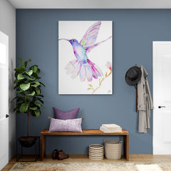 Cuadro decorativo de colibrí en tonos tenues de lila, morado y azul, sobre fondo blanco con ramita amarilla y flor blanco-rosa