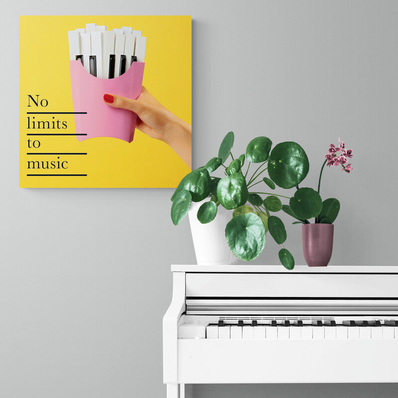 Mano sujetando teclas de piano en funda rosa sobre fondo amarillo con texto 'No limits to music