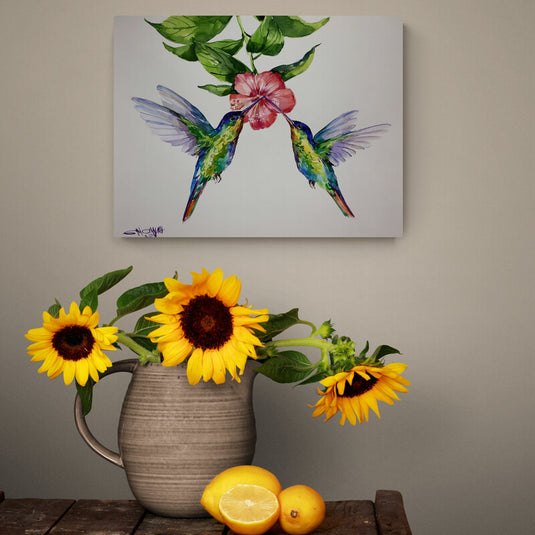 Cuadro Decorativo: Colibríes en Vuelo hacia Flor Rosa sobre Fondo Blanco con Hojas Verdes