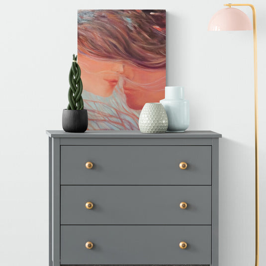 cuadro romántico de pareja besándose con tonos rosados y violetas – arte decorativo emocional y moderno para interiores acogedores