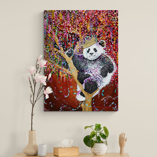 Cuadro decorativo de panda con corona en un árbol colorido