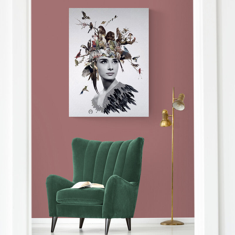 Mujer con plumas en el pecho y corona de aves y ramas sobre fondo blanco en cuadro decorativo