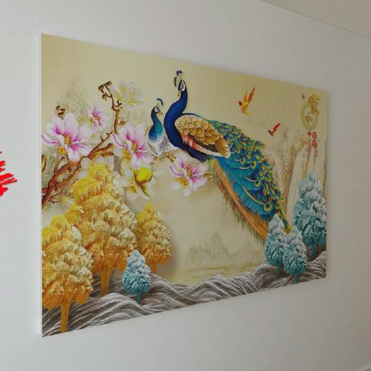 Cuadro decorativo con fondo amarillo, árboles en tonos amarillos y azules, flores blancas y rosas, y dos pavoreales en azul, amarillo y turquesa