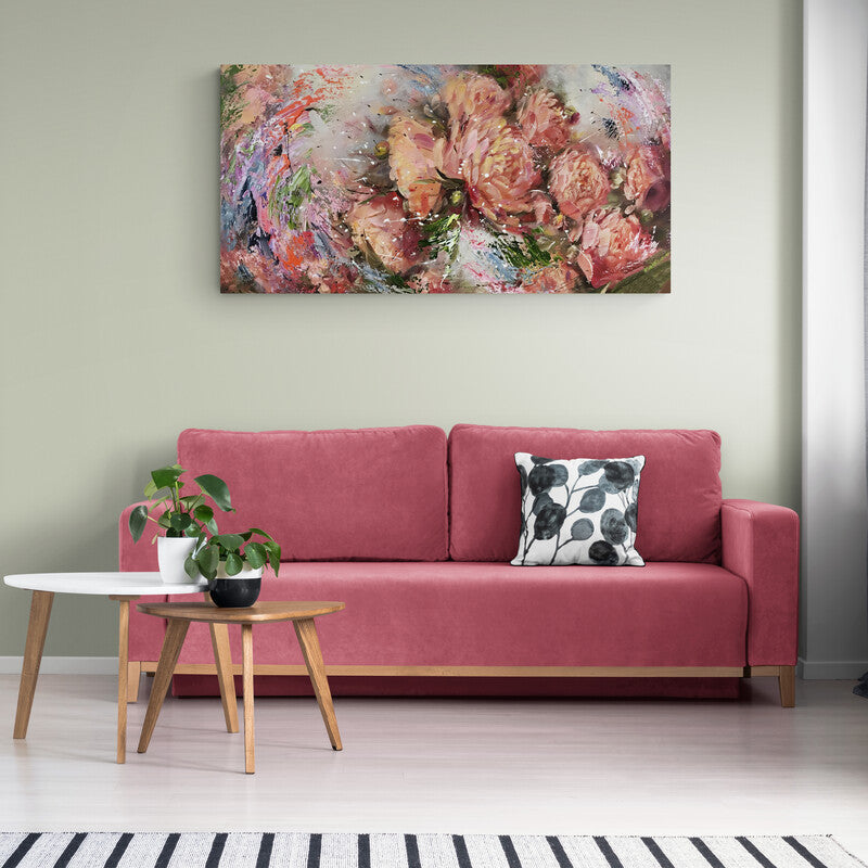 Pintura impresionista con flores en tonos de rosa y coral sobre fondo texturizado