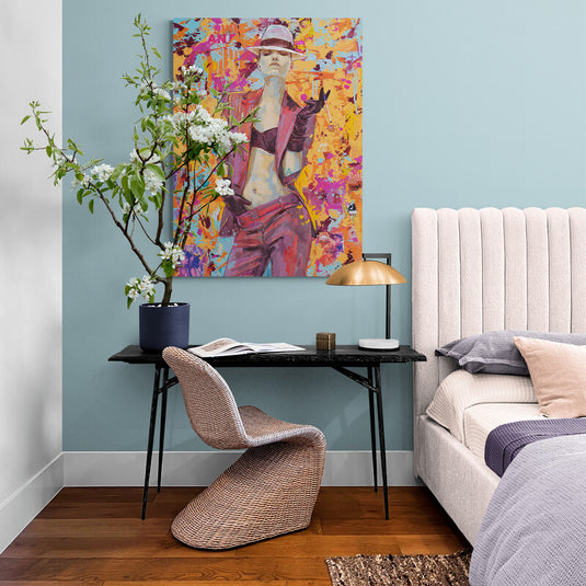 Pintura colorida de mujer con actitud en estilo pop, ideal para un dormitorio moderno.