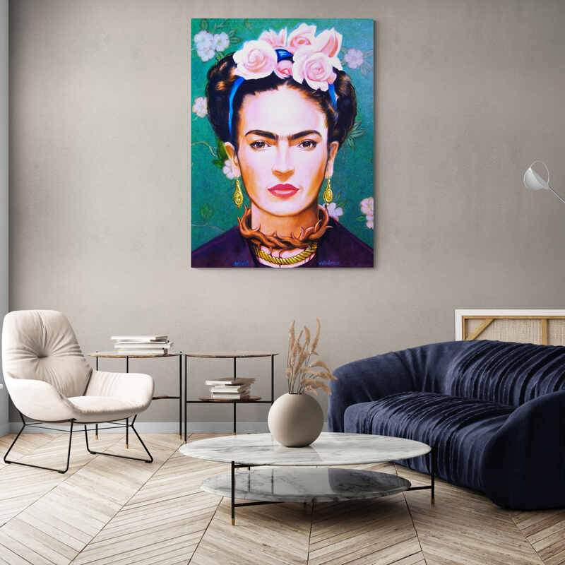 Retrato estilizado de Frida Kahlo con flores en el cabello en tonos rosados y azules, reflejando la cultura y arte mexicanos
