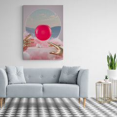 Manos doradas extendidas hacia una esfera rosada flotante en un entorno surrealista con nubes y montañas