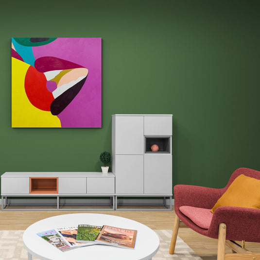 Pintura abstracta con formas audaces y colores vibrantes