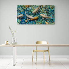 Pintura hiperrealista de carpas nadando en aguas cristalinas sobre guijarros coloridos