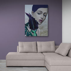 Retrato surrealista de mujer con elemento botánico y escarabajo en tonos púrpura y azul