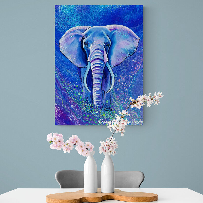Elefante en tonos de azul y púrpura con texturas y salpicaduras de colores neón en arte decorativo